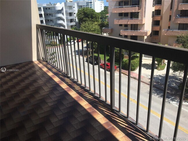 Foto del edificio - 8100 Byron Ave