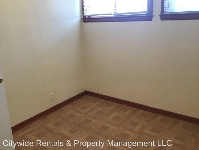 Foto del edificio - 7108-7110 W Silver Spring Dr