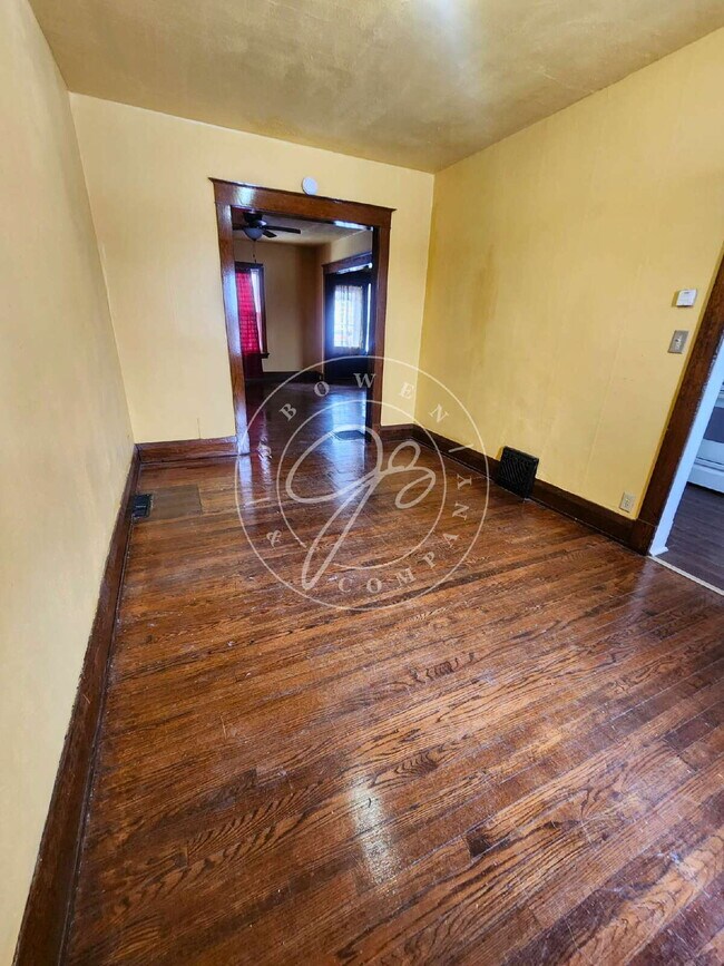 Foto del edificio - 2 bed 2 story townhouse! Individual basement! Front and back entrances with porch!