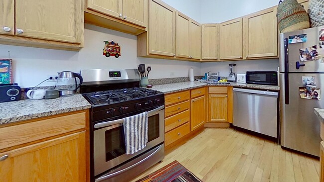 Foto del edificio - Top Floor East Lakeview One Bedroom