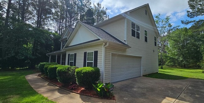Building Photo - Commanding Curb Appeal, Conveniently Place