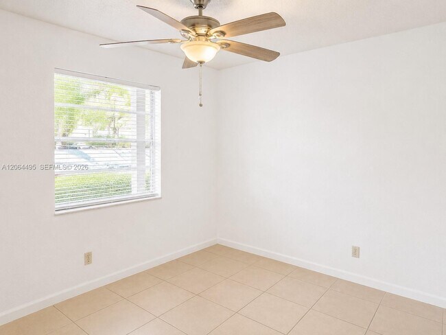 Foto del edificio - 8750 Royal Palm Blvd