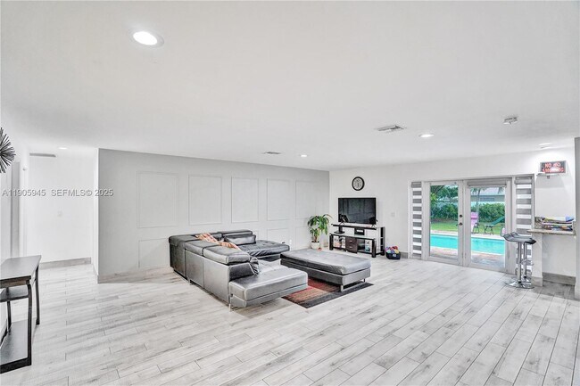 Foto del edificio - 17000 NW 18th Ave