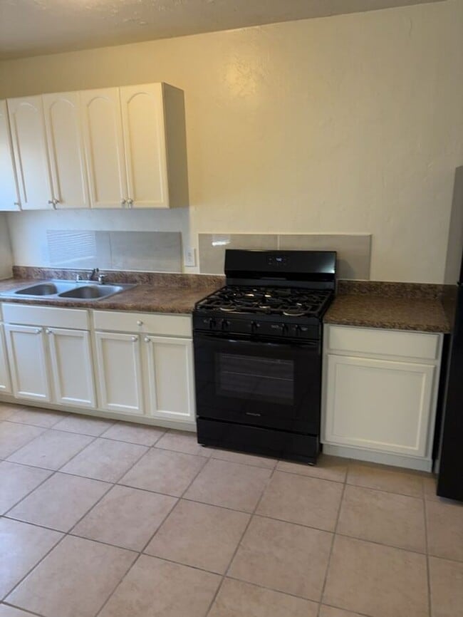 Building Photo - 204 W Kelso St