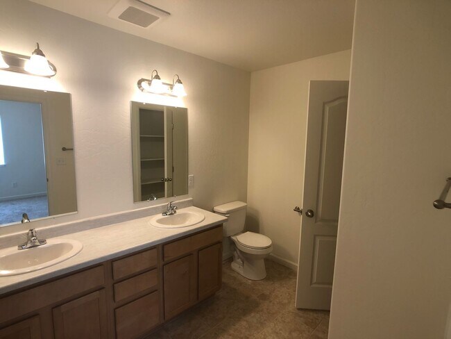 Building Photo - 3 Bedroom 2 1/2 Bath Townhome with Garage