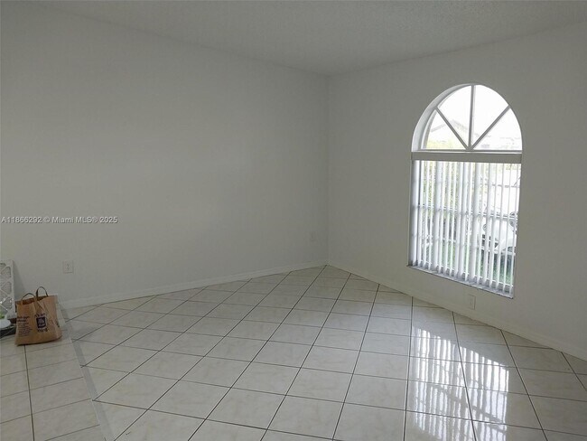 Foto del edificio - 2424 SW 143rd Pl