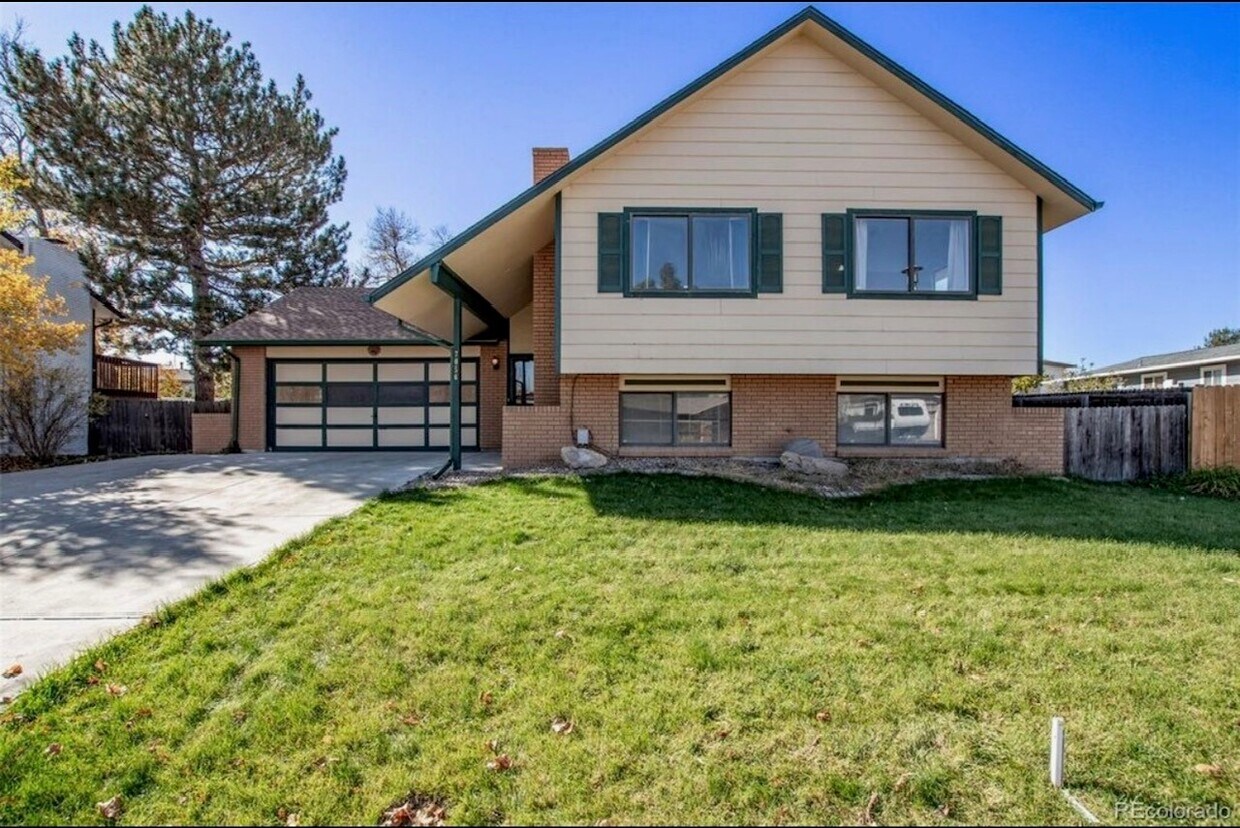 Primary Photo - 7056 W Rowland Ave