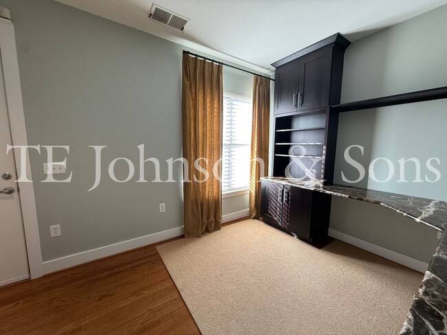 Building Photo - Modern Three Level Townhome in the Heart o...