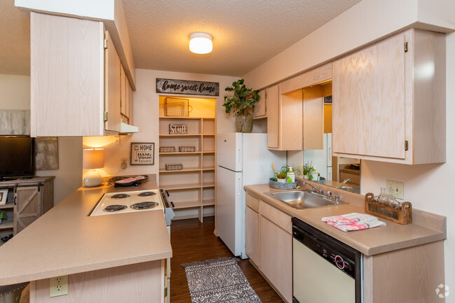 2BR, 1BA - 767 SF - Kitchen - Spring Lake I/II