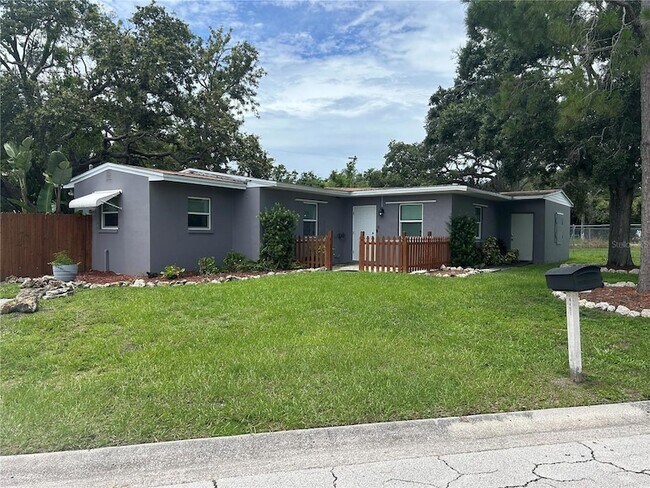 Foto del edificio - 4491 Crestwood Dr N