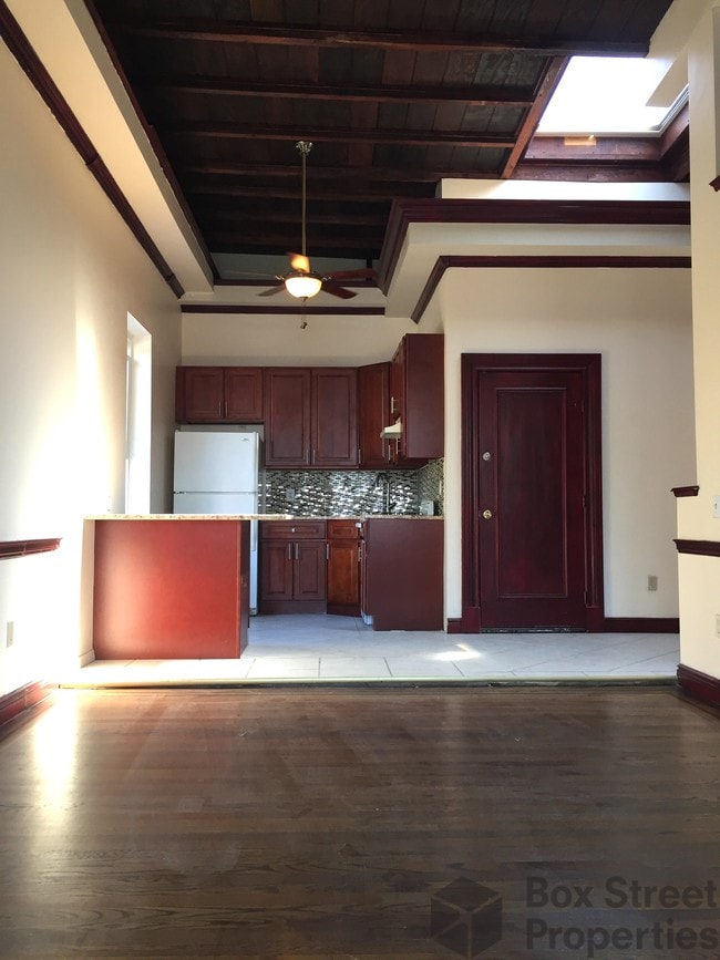 Building Photo - 451 Grandview Ave