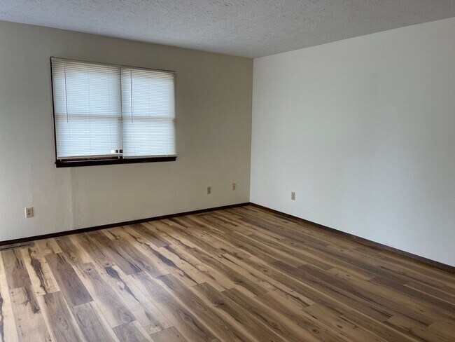 Foto del edificio - 3 BEDROOM 1.5 BATHROOM TOWNHOUSE FOR RENT
