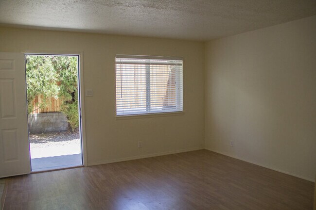 Foto del edificio - 12104 Menaul Blvd NE