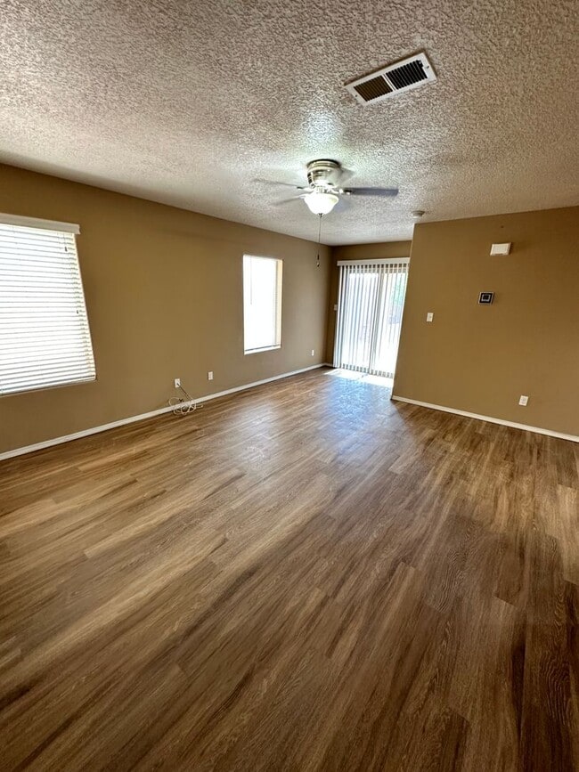 Building Photo - 2 bed 2 bath 1074 sq ft home in Sandstone ...