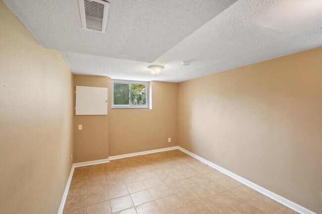 Building Photo - 2912 S 32nd Ave