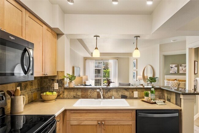 Foto del edificio - Beautiful Ballard Condo with Parking!