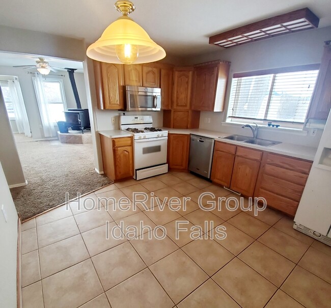 Building Photo - 3771 E 500 N