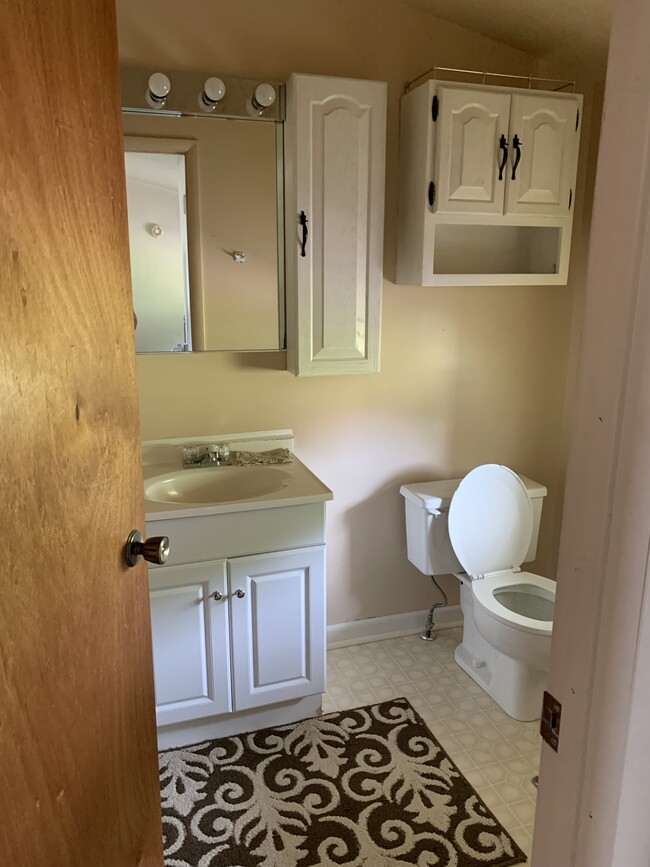 Baño en planta superior - 7097 Shinnston Pike