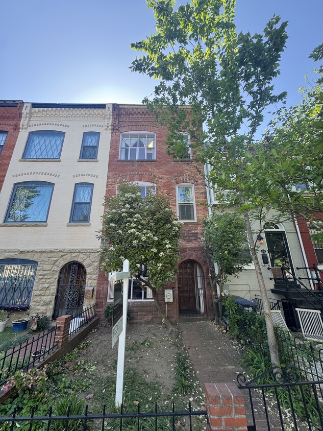 Building Photo - 208 9th St NE