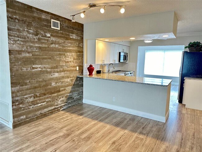 Building Photo - 2428 Columbia Dr