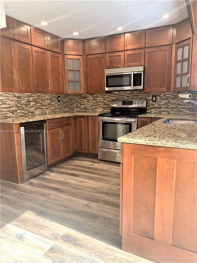 Building Photo - 323 City View Dr