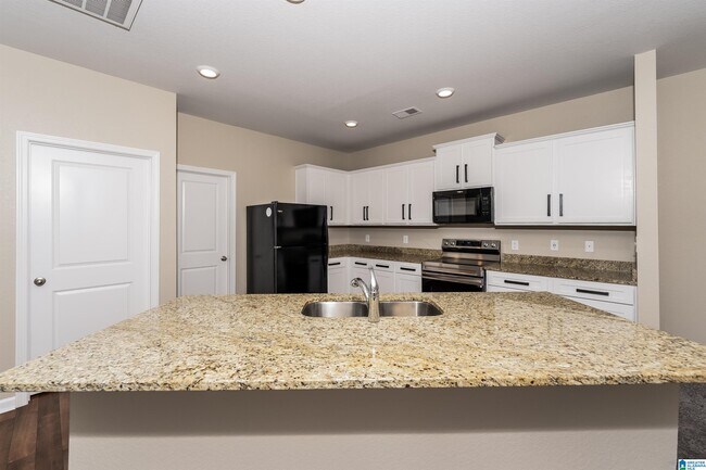 Foto del edificio - 355 Farmhouse Ln N