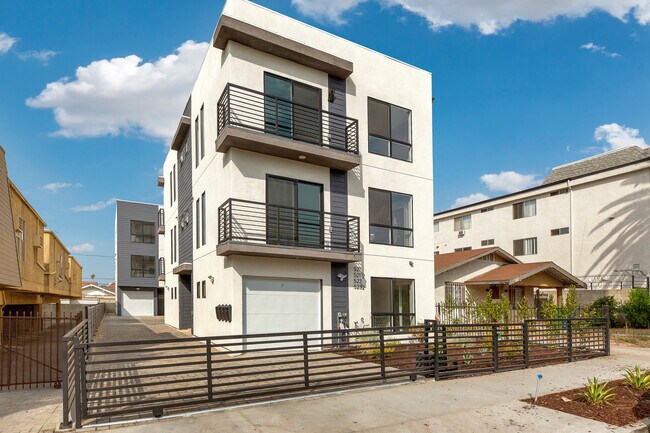 Building Photo - 523 N Hobart Blvd