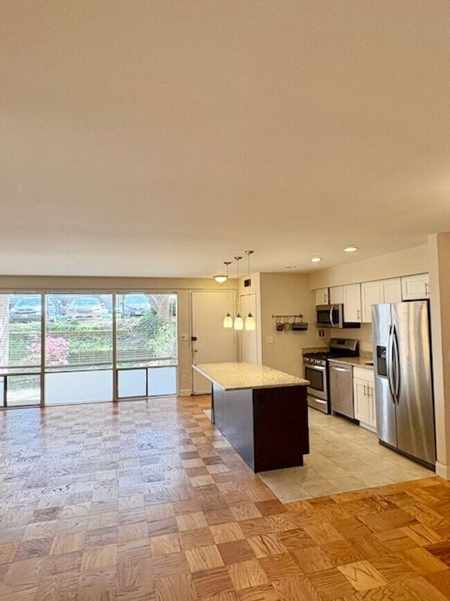 Foto del edificio - Remodeled 2 BR 1BA in Bethesda. Private front patio. Most utilities included.