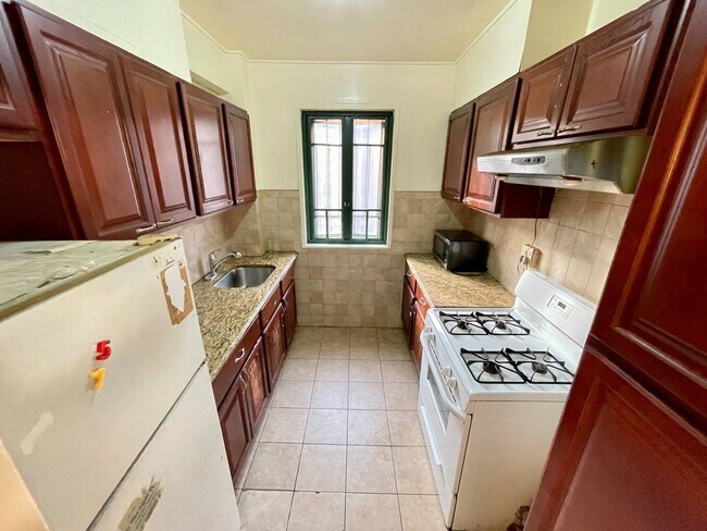 Foto del edificio - 1439 Metropolitan Ave