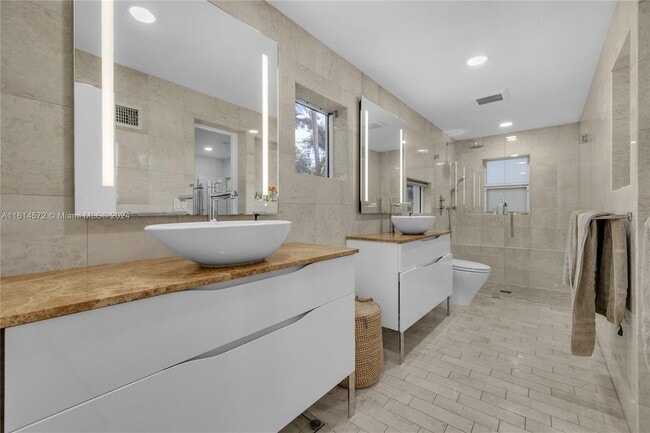 Building Photo - 1100 El Rado St