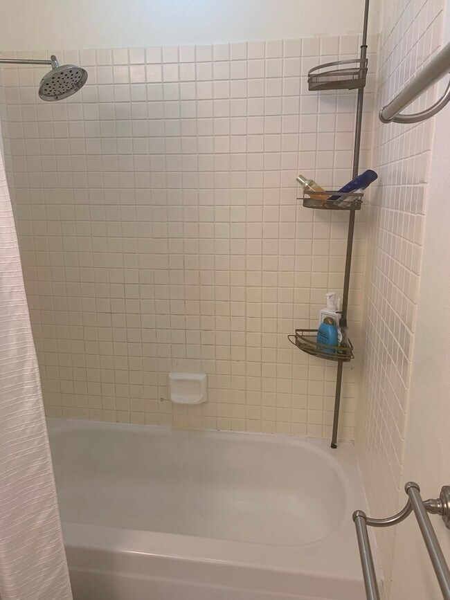 Building Photo - 4 Bed, 3 Bath Single Family House Availabl...