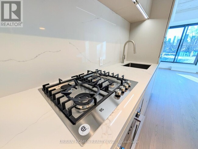 Photo du bâtiment - 1720 Bayview Ave