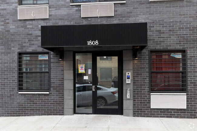 Entrada - 1808 Mohegan Ave