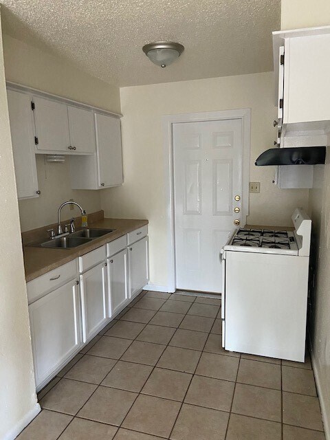 Foto del edificio - 818 Hazelton St