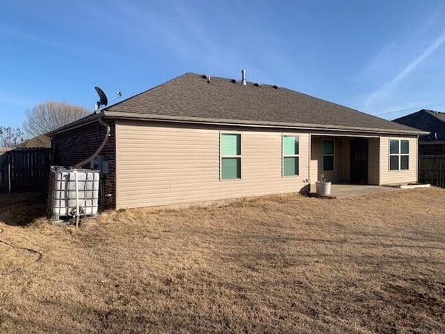 Building Photo - 110 Willow Dr