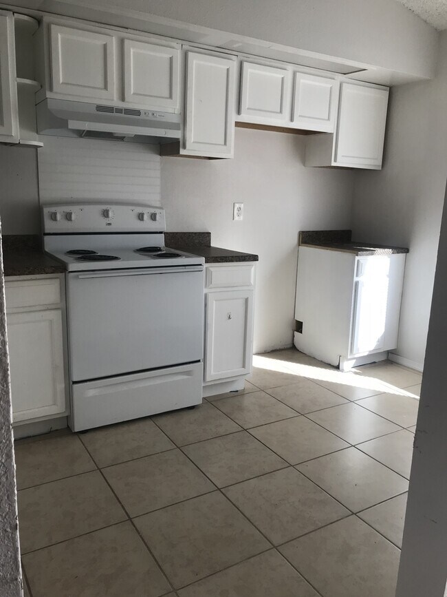 Foto del edificio - IMMEDIATE  MOVE IN!!!!!Cute 2 Bed / 2 Bath Unit in Pine Hills For Rent