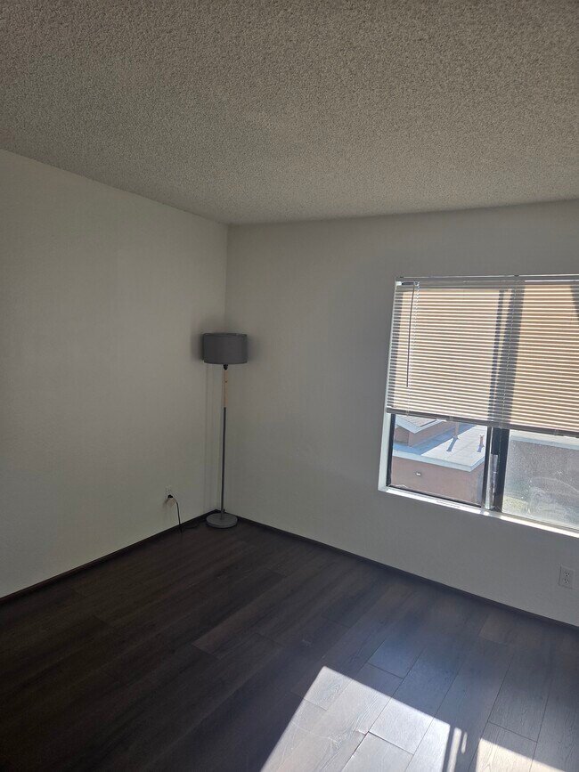 Building Photo - 1050 E Washington Ave