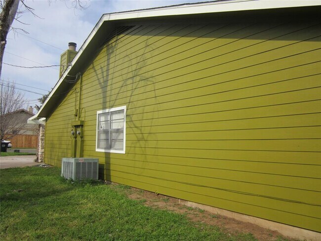 Building Photo - 102 Verna Spur