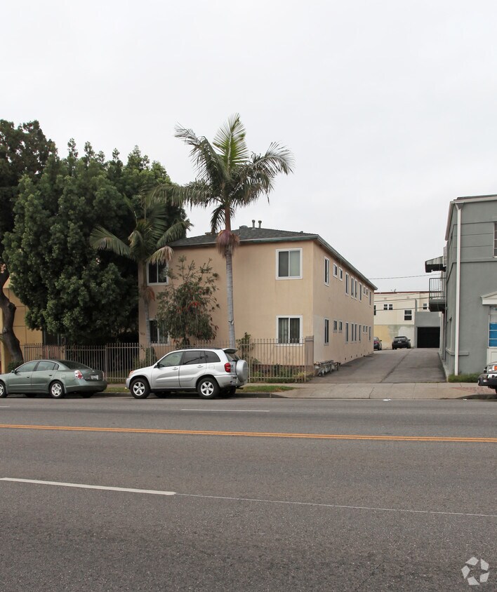 Primary Photo - 1613 Hillhurst Ave