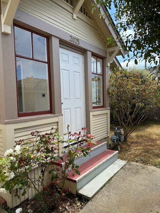 Primary Photo - Charming 1 Bed, 1 Bath Cottage – Detached ...