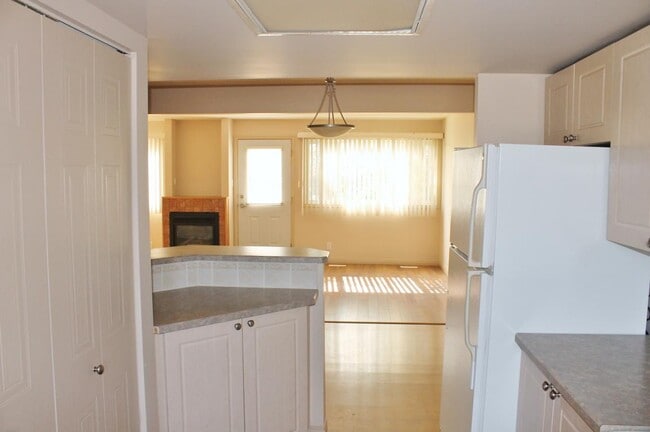 Building Photo - Lakeside Court