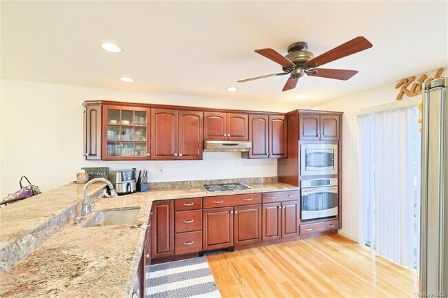 Foto del edificio - 247 Tompkins Rd