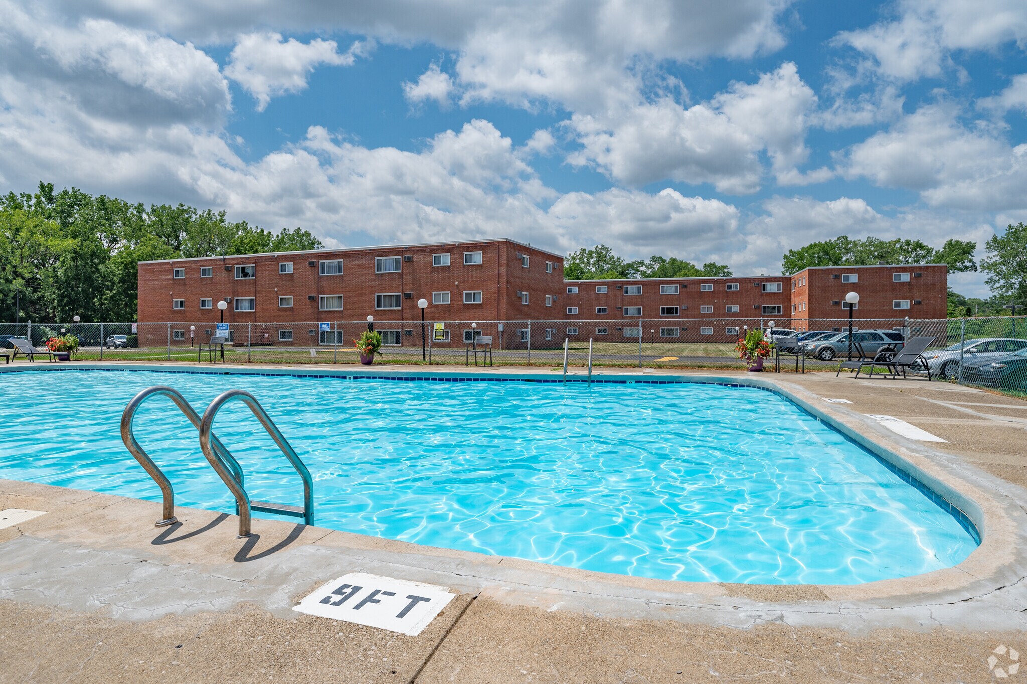 Pleasant Valley Apartments – photo 1