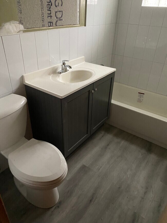 5509 W Ave Unit 2, Greenfield, WI 53220 Apartments in