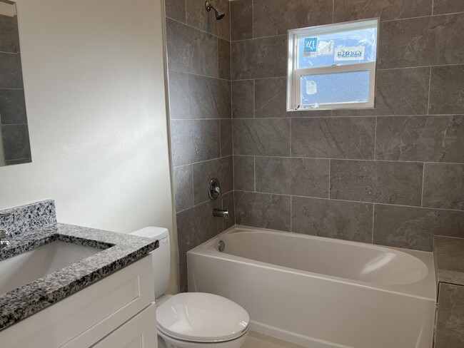 Foto del edificio - Move  in READY 2 bedroom