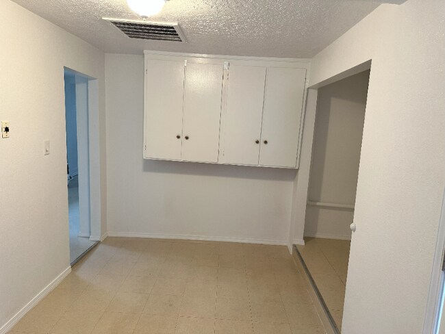 Foto del edificio - 111 E Wilson Ave