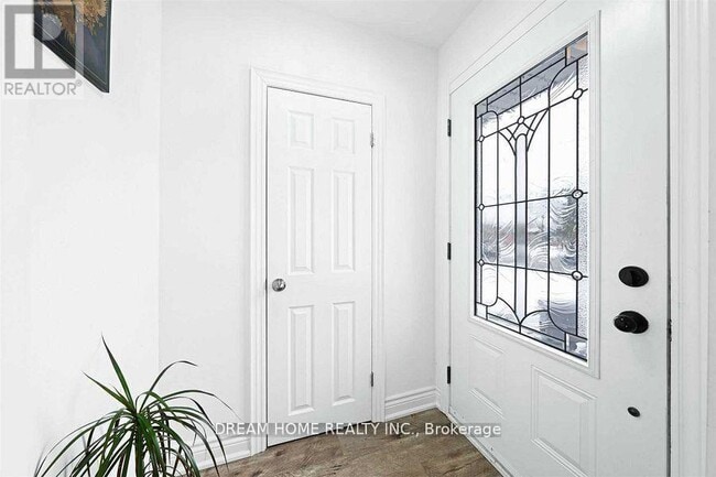 Building Photo - 302 Crosby Ave