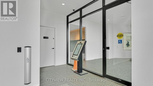 Photo du bâtiment - 2495 Eglinton Ave W