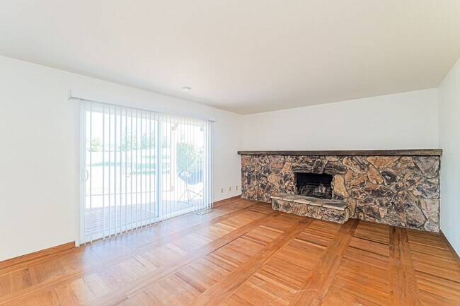 Foto del edificio - PURE Property Management presents: Beautiful 4 Bedroom Home Near Foxtail Golf Course!
