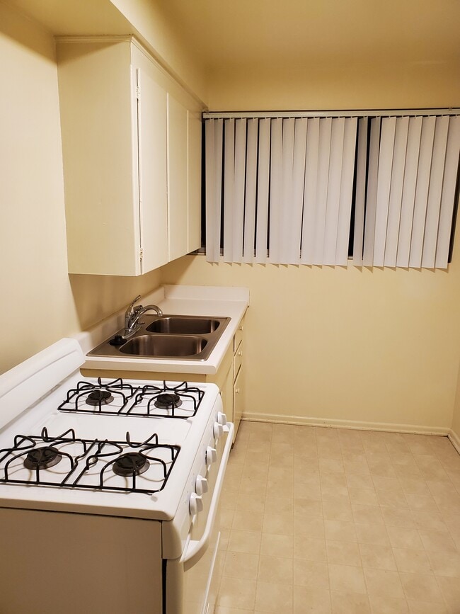 Building Photo - 11017 Strathmore Drive, Los Angeles